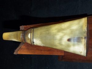 Queen Anne 'Screw Tip' Powder Horn
